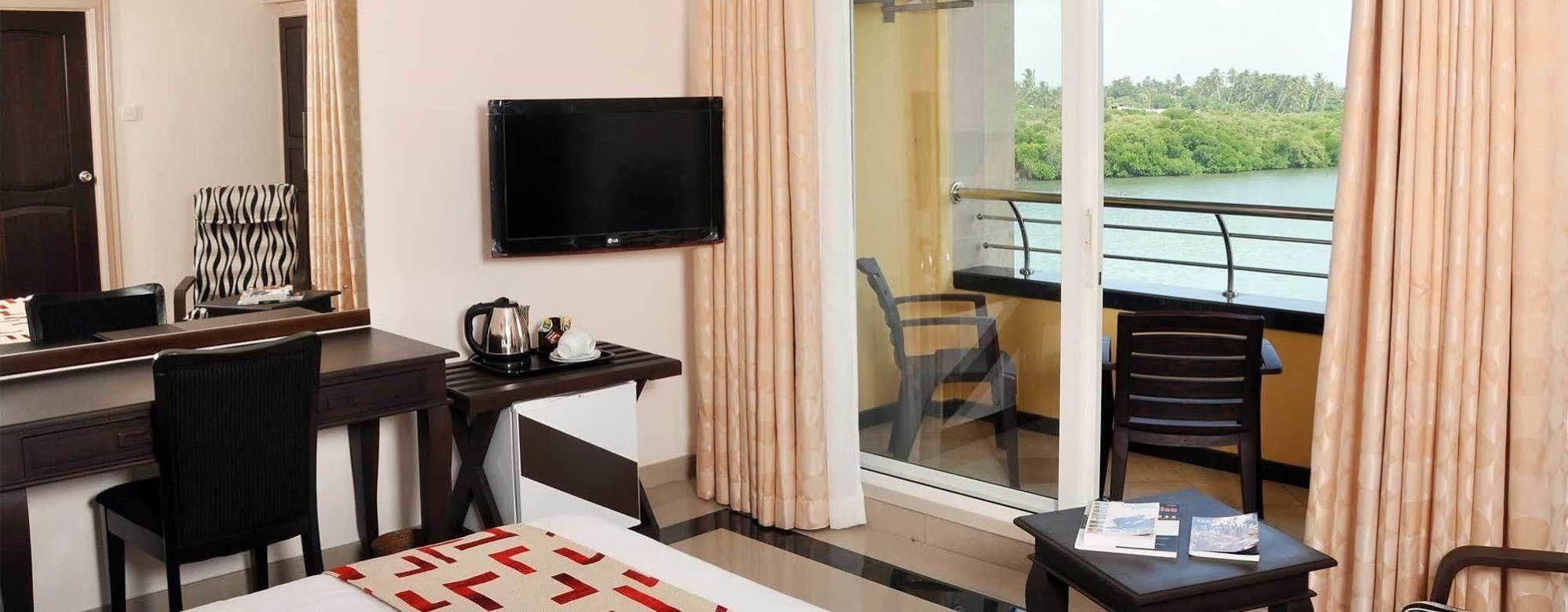 Oyo 317 Choy'S Waterfront Residence Negombo Exterior photo