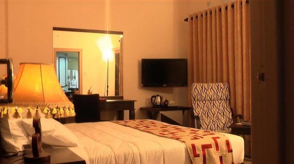 Oyo 317 Choy'S Waterfront Residence Negombo Exterior photo