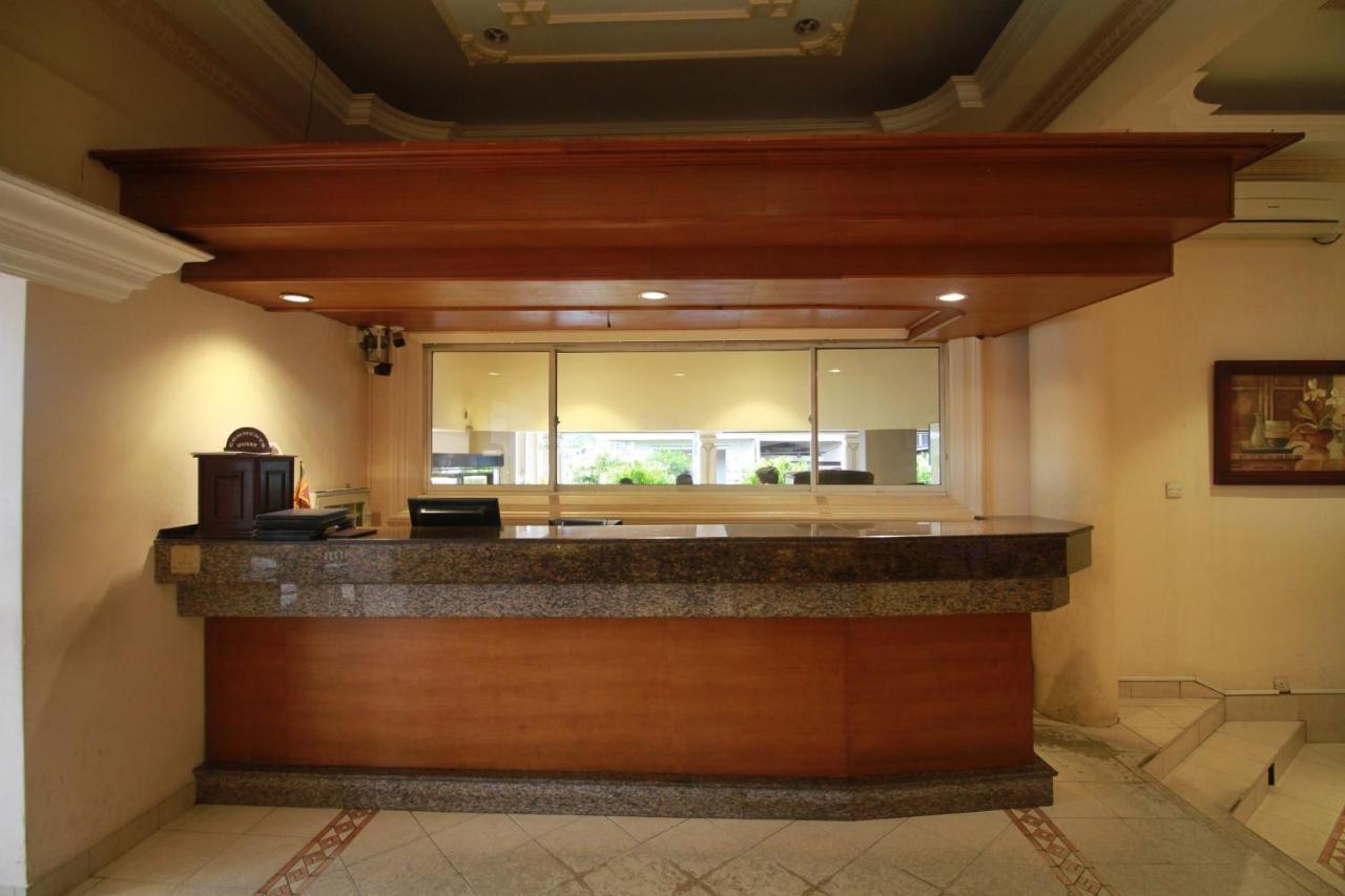 Oyo 317 Choy'S Waterfront Residence Negombo Exterior photo