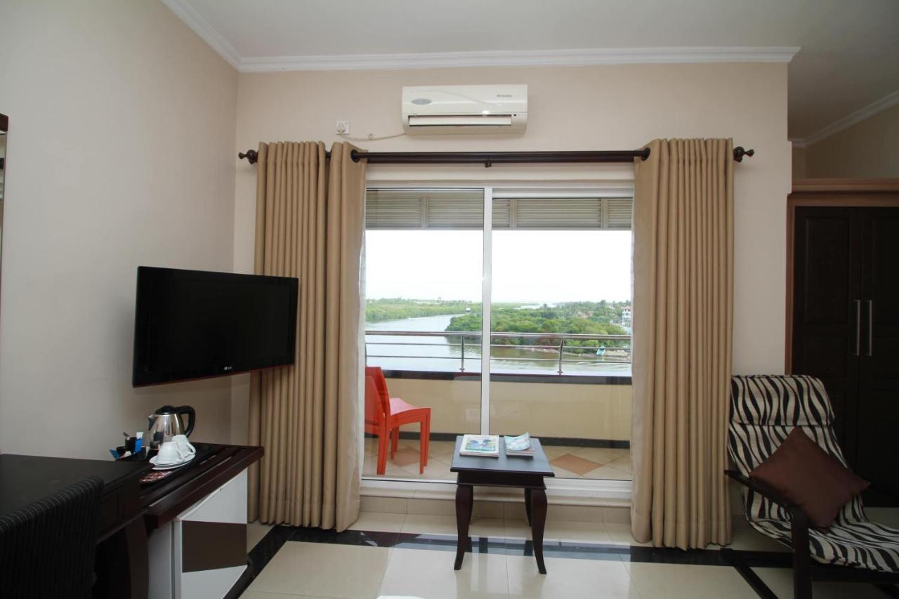 Oyo 317 Choy'S Waterfront Residence Negombo Exterior photo